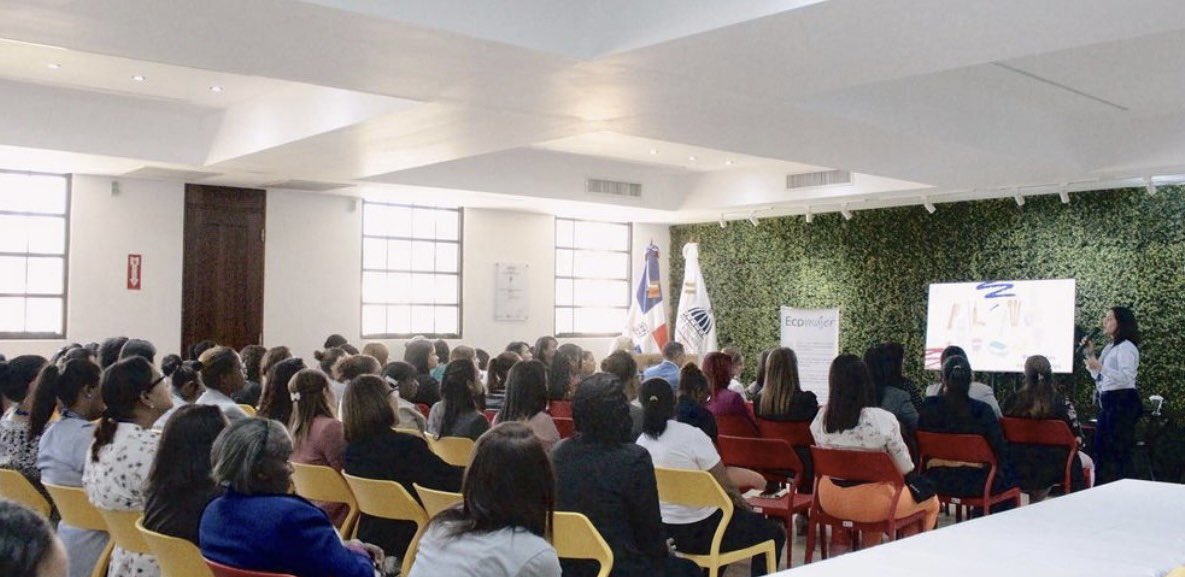 fondomarena's tweet photo. Hemos llevado a cabo una actividad muy especial. ¡EcoMujer dijo presente en el MEPyD (@mepydrd)! 👏🏼 Le llevamos muchísimas enseñanzas y educación a mujeres dominicanas que con pequeñas acciones pueden cambiar grandemente nuestro planeta tierra. 💚🌍 https://t.co/bOiYzrWKnO
