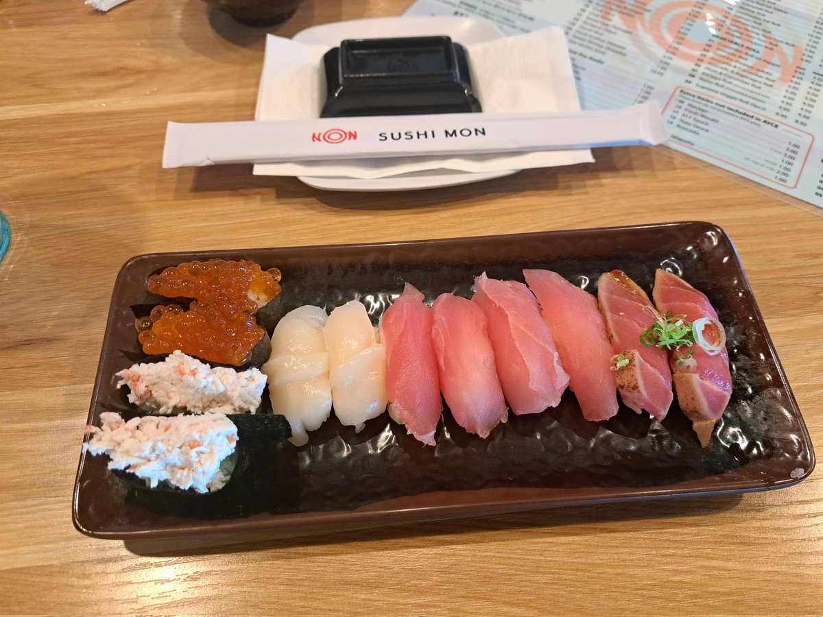 WPOKER7's tweet photo. ラスベガス到着。$26.95で寿司食べ放題のSushiMonにて、まずは腹ごしらえ。 https://t.co/yD9WsCuc6t