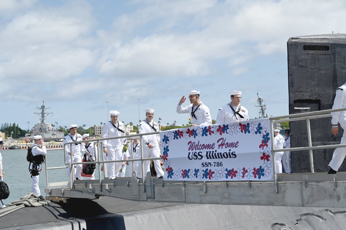#USNavy Photos of the Day:

1️⃣ #USSAntietam approaches @MSCSealift #USNSCarlBrashear for #UNREP @US7thFleet
2️⃣ #USSGeraldRFord @Warship_78 #FLTOPS and 3️⃣ ordnance handling in Adriatic Sea @USNavyEurope
4️⃣ Sailors depart #USSIllinois @JointBasePHH
👉 dvidshub.net/r/uw5gq2