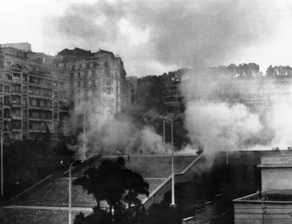 En 1962 après JC, la France a brûlé l'Université d'Alger et sa grande bibliothèque, qui comprend 600 000 livres rares, références et manuscrits, un crime qui est passé inaperçu et dont la #FranceProtests n'a pas été tenue responsable.