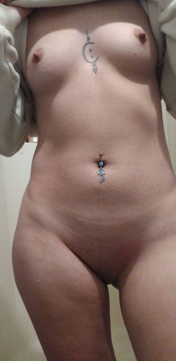 Qu33nb1tch19's tweet photo. Rate my body out of 10 https://t.co/PWgy35I5BW