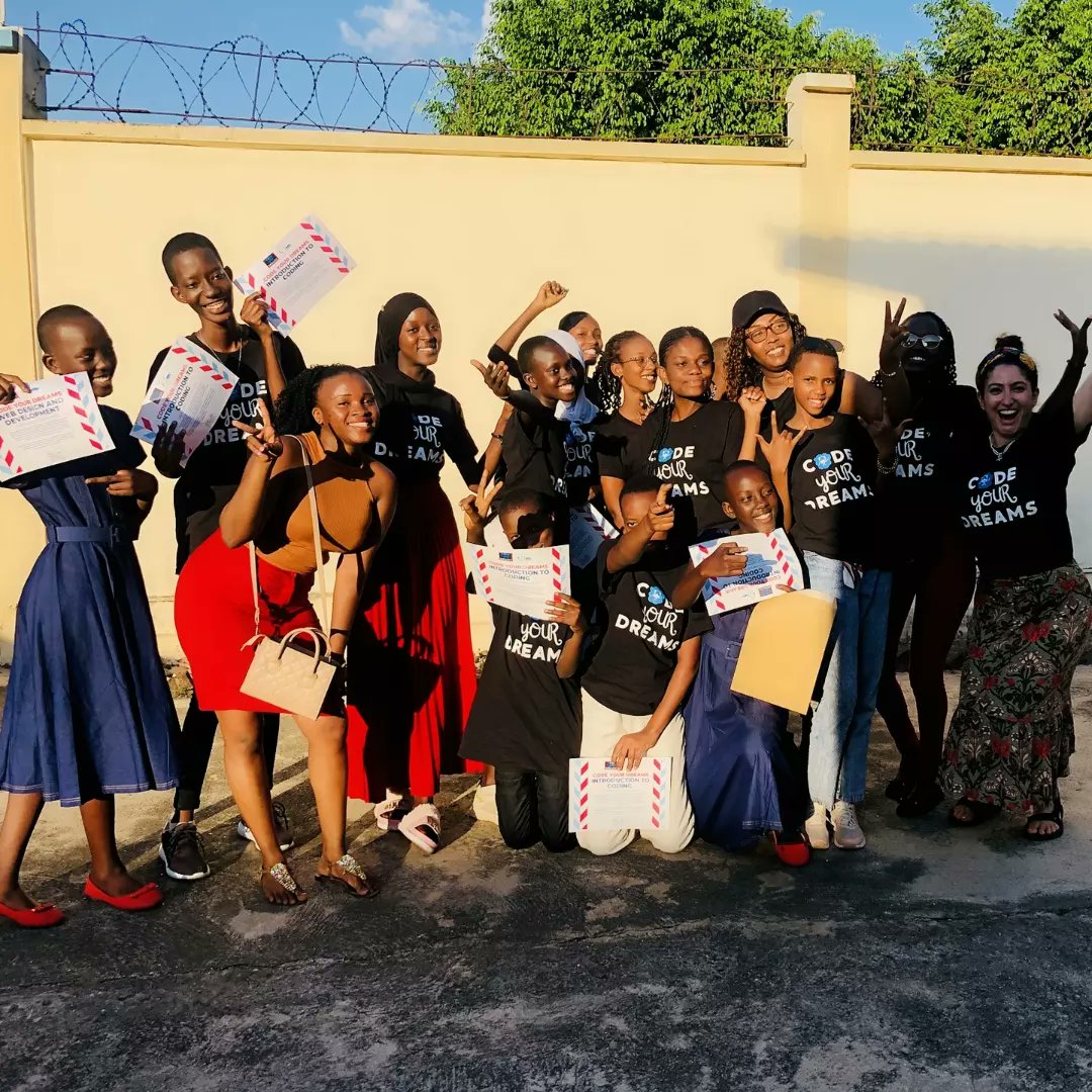 AnnyJoanice's tweet image. In Kithub we prioritize the empowerment of women in ICT in order to meet SDG of Gender equality it&apos;s always good to begin from the roots , we provide trainings for young girls and children
La technologie est féminin 
#kithub 
#womenintechburundi 
#womenintech 
#codeyourdreams