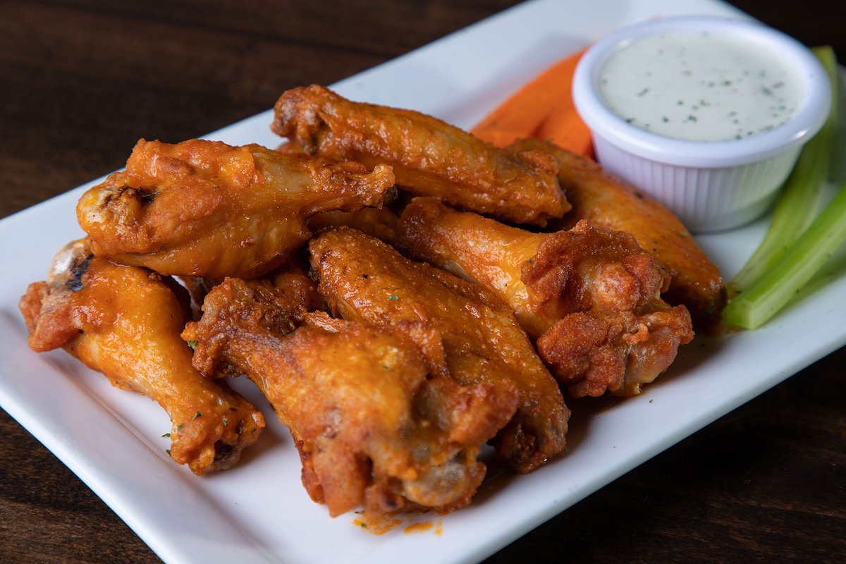 TimFinnegans's tweet photo. Wings and Beer. What else is there? 🍗💘🍺 Pub Wings https://t.co/pdJtQXvRU3