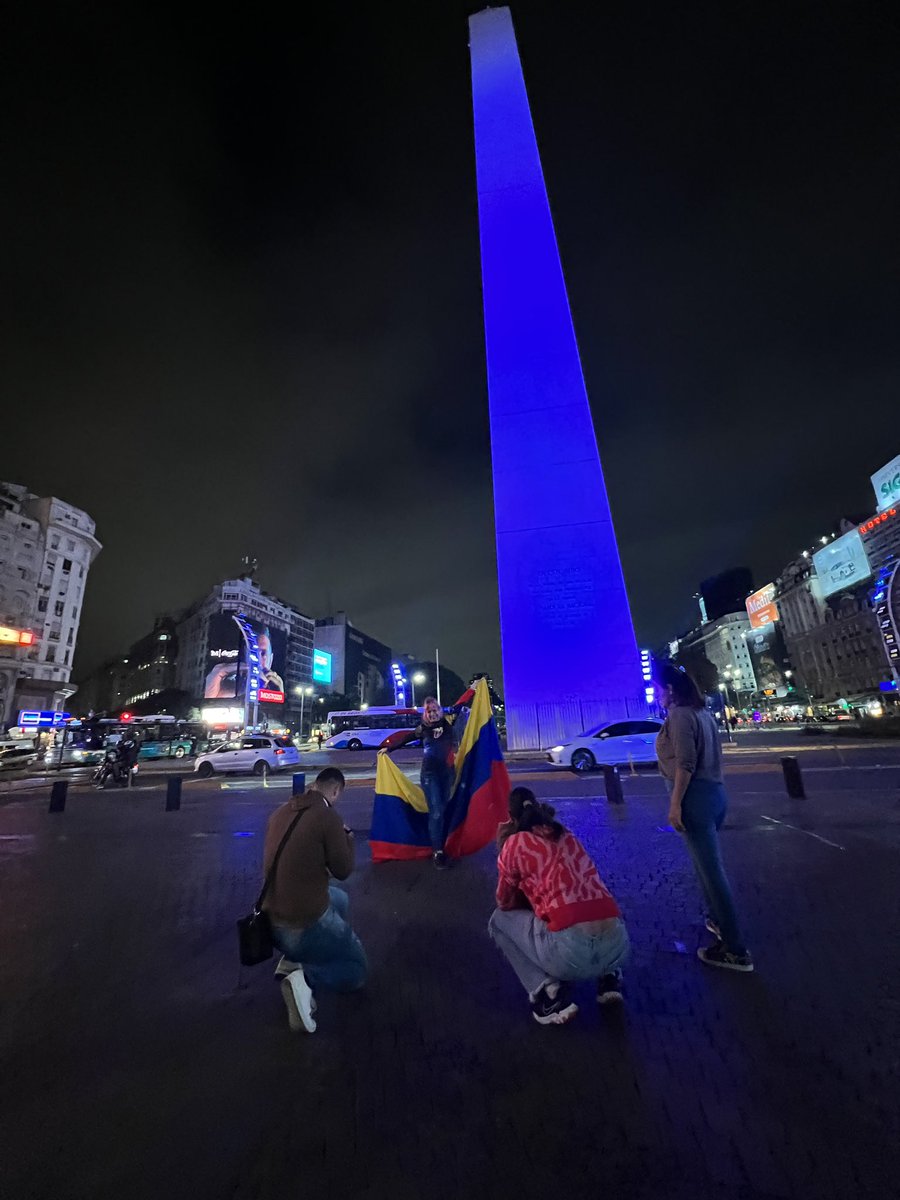 Gbastidas's tweet photo. Migrantes venezolanos llegan al Obelisco de Buenos Aires con banderas y la camisa de la Vinotinto a tomarse fotos con el monumento iluminado con el tricolor por la Independencia. https://t.co/J7iW5dXHAq