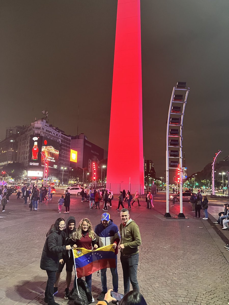 Gbastidas's tweet photo. Migrantes venezolanos llegan al Obelisco de Buenos Aires con banderas y la camisa de la Vinotinto a tomarse fotos con el monumento iluminado con el tricolor por la Independencia. https://t.co/J7iW5dXHAq
