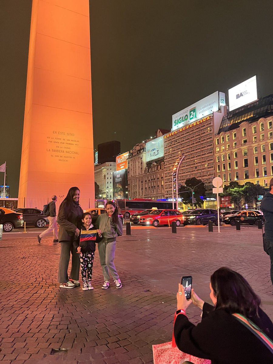 Gbastidas's tweet photo. Migrantes venezolanos llegan al Obelisco de Buenos Aires con banderas y la camisa de la Vinotinto a tomarse fotos con el monumento iluminado con el tricolor por la Independencia. https://t.co/J7iW5dXHAq