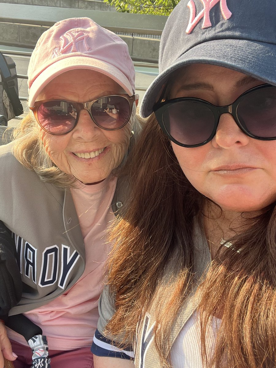 JfloLopez's tweet image. My last radiation treatment at @MSKCancerCenter DONE! And momma and I got to ring the bell together. Now at the @Yankees game to celebrate @YESNetwork #yesnetwork #toyotapinstripepride #nyy #sloankettering  #repbx #NYY #Yankees