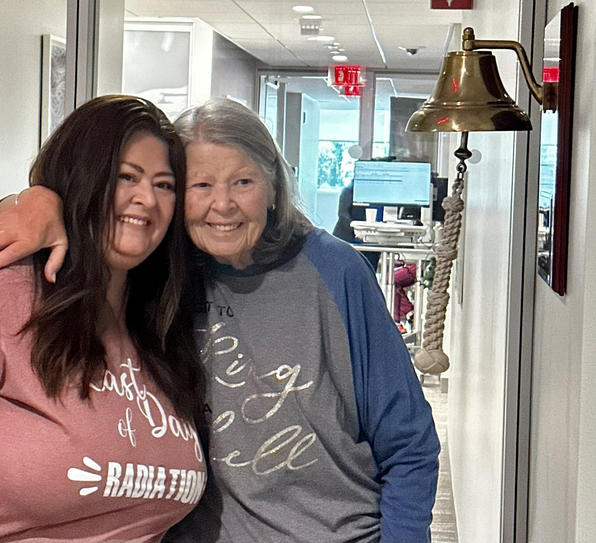 JfloLopez's tweet image. My last radiation treatment at @MSKCancerCenter DONE! And momma and I got to ring the bell together. Now at the @Yankees game to celebrate @YESNetwork #yesnetwork #toyotapinstripepride #nyy #sloankettering  #repbx #NYY #Yankees