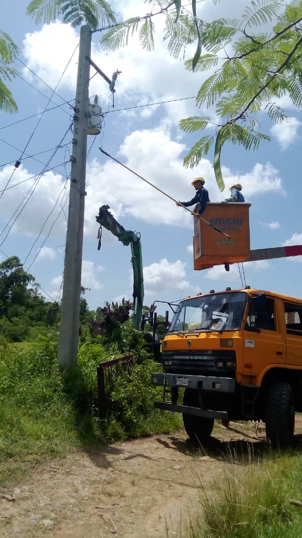 Comprometidos con el pueblo estos valerosos hombres trabajan sin descanso.
#loquenosUNEcompromiso
#SanctiSpíritusEnMarcha
<a href="/Camilo63520842/">Camilo Perez Perez</a> 
<a href="/damarysbaeza/">@DamarysBaezA</a> 
<a href="/emp_elect_SS/">Empresa Eléctrica Sancti Spíritus</a>