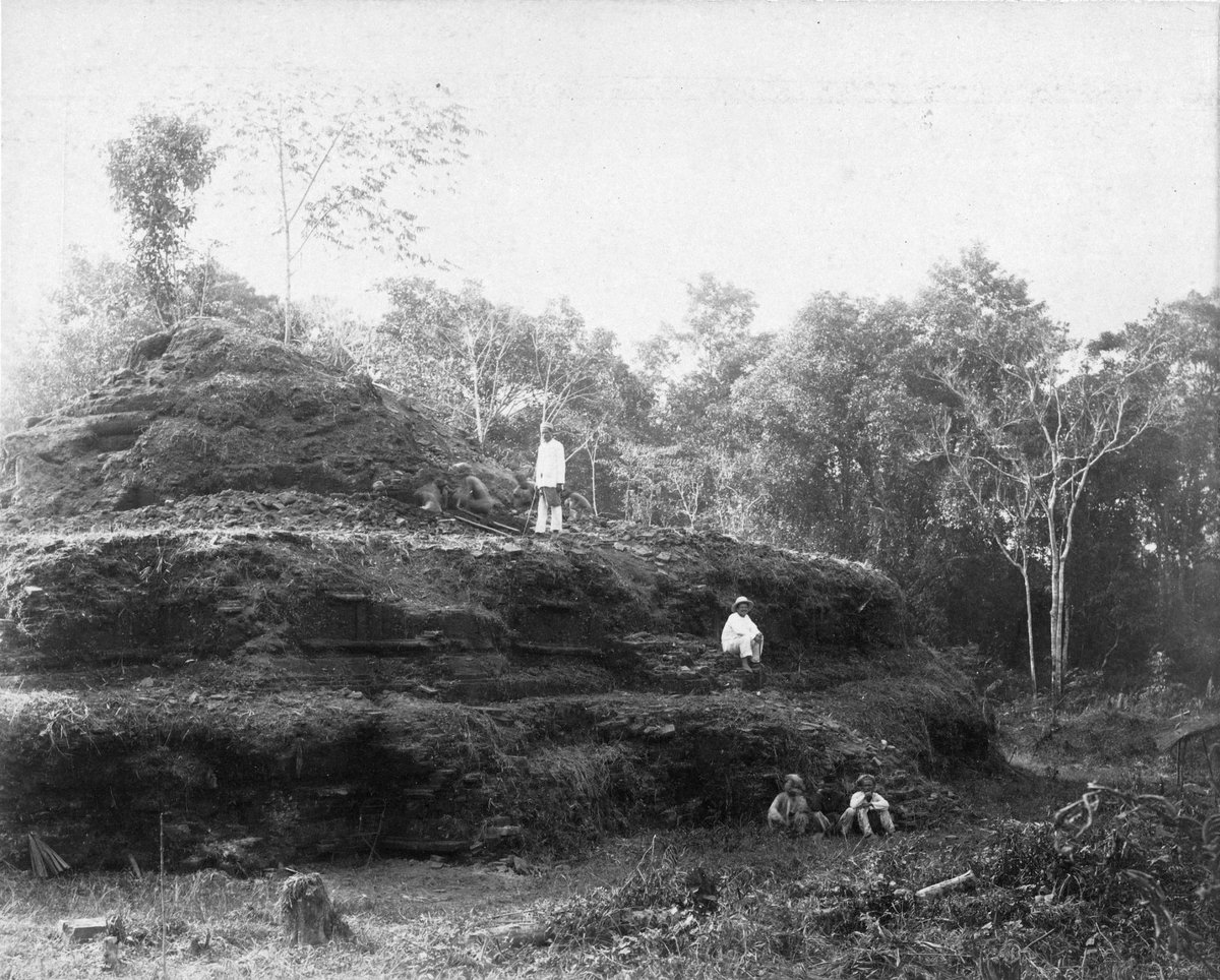 potolawas's tweet image. Orang-orang didekat sebuah reruntuhan candi yang belum teridentifikasi, Lumajang, sekitar 1915.
©NGA

#lumajang #candi #temple