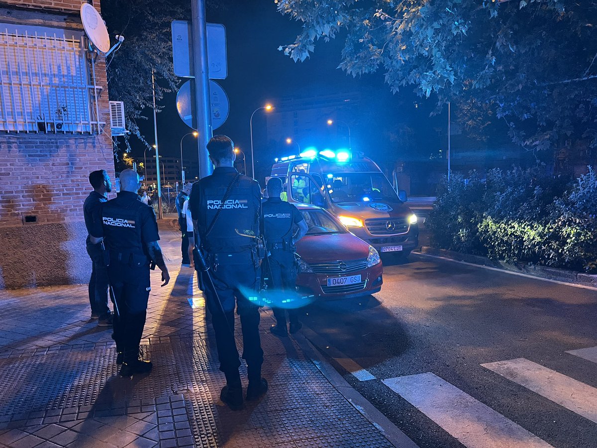 EmergenciasMad's tweet photo. Los equipos de @SAMUR_PC han atendido a la víctima en una zona ajardinada de la calle Tomelloso.  

Tras ser estabilizada ha sido trasladada grave al Gregorio Marañón.

@policiademadrid se ha hecho cargo de la investigación. https://t.co/WyG9yaoABG