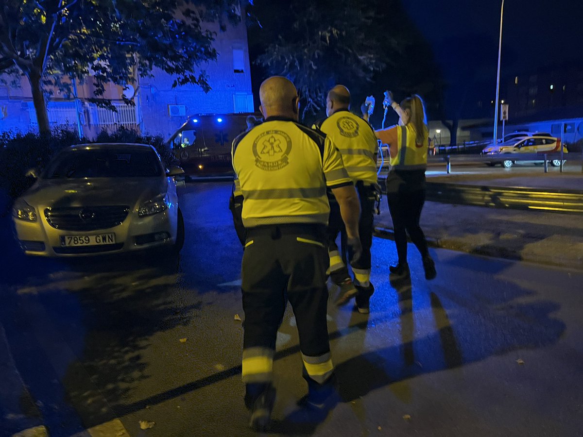 EmergenciasMad's tweet photo. Los equipos de @SAMUR_PC han atendido a la víctima en una zona ajardinada de la calle Tomelloso.  

Tras ser estabilizada ha sido trasladada grave al Gregorio Marañón.

@policiademadrid se ha hecho cargo de la investigación. https://t.co/WyG9yaoABG