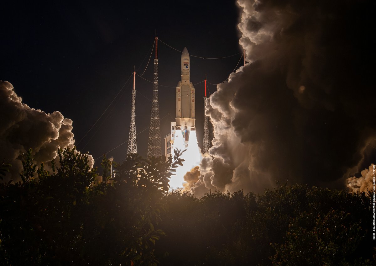 Mission réussie pour #Ariane5 qui a mis en orbite avec succès les satellites Heinrich-Hertz et Syracuse 4B. Le lanceur mythique tire aujourd'hui sa révérence. 
#GénérationAriane5 #VA261

🗞️ presse.cnes.fr/fr/nouveau-suc…