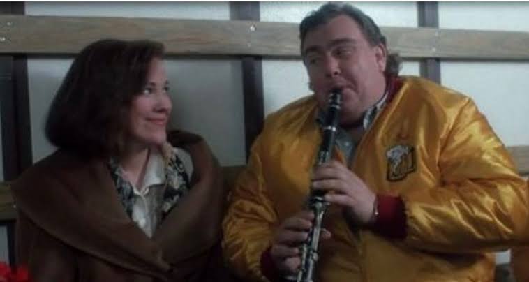 DimeFred2's tweet photo. Algo curioso es que John Candy murió en México.

El 4 de marzo de 1994, fue hallado muerto en su camerino por un infarto al miocardio. Estaba en Durango filmando la película “Wagons East”.

De hecho y aunque se estrenó de manera póstuma y en homenaje, la crítica la odió. https://t.co/pfcReFmx1U