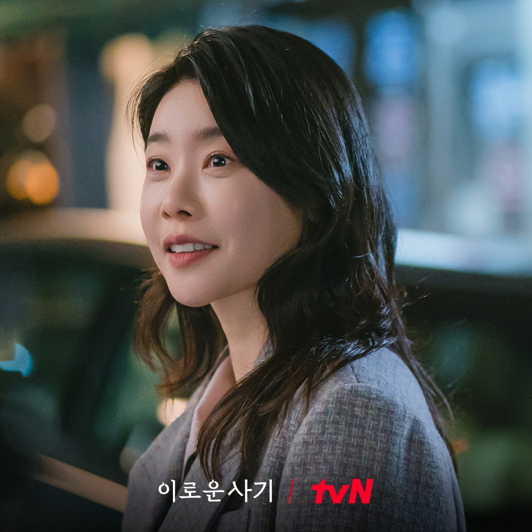 CJnDrama's tweet photo. <이로운 사기> 11-12화 비하인드 스틸 🎞

본방사수 이제 4번 남았다는 거 사실인가요🫠
거기다 우리 심장까지 위협하는 배우들의 무한 변신 짤까지🫶

더 많은 스틸 보러 tvN 공식 홈페이지로 오세요🙋🏻‍♀❤

[월화] 저녁 8:50 tvN
#이로운사기 #DelightfullyDeceitful
#tvN #스트리밍은TVING https://t.co/YYYlyyNvwj