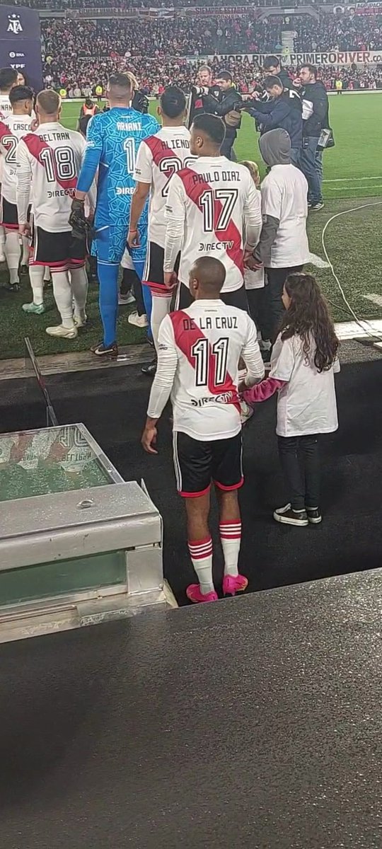 Jo_Sandobal's tweet photo. Mi chinita salió a la cancha de la mano de Nico De La Cruz. Golazo de tiro libre. #ChinaMasterClass 😎😂🐔 https://t.co/hQ6EveMfWo