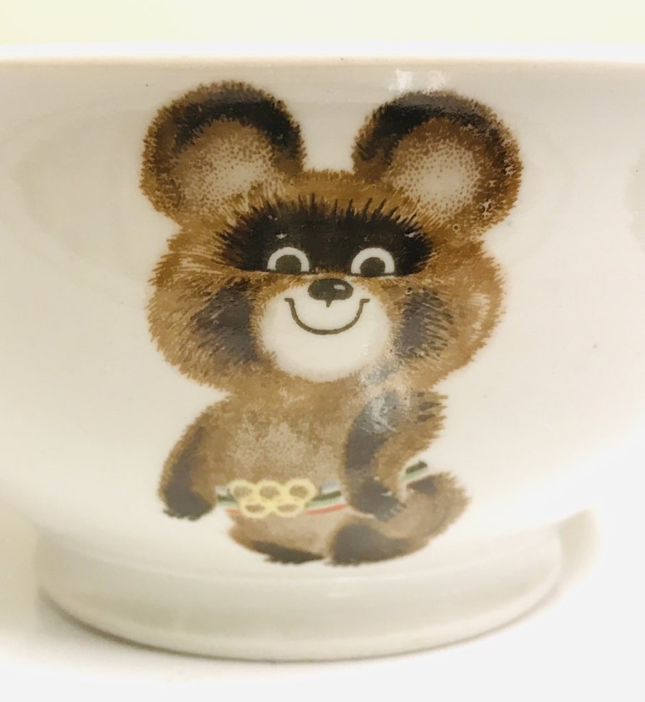 ZakkaMitte's tweet image. #中央アジア らしいデザインのソ連時代の食器たち。国家成立60周年、メーデーや五輪を記念してタシケントなどの陶器工場で作られたもの。ヴィンテージなレアもの多数あります！ #Sovietdesign