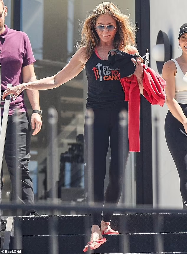 jenanistonblog's tweet photo. Jennifer Aniston showed off her toned body after a workout
https://t.co/5AWGsKhab4
#jenniferaniston https://t.co/zmEPADztr0