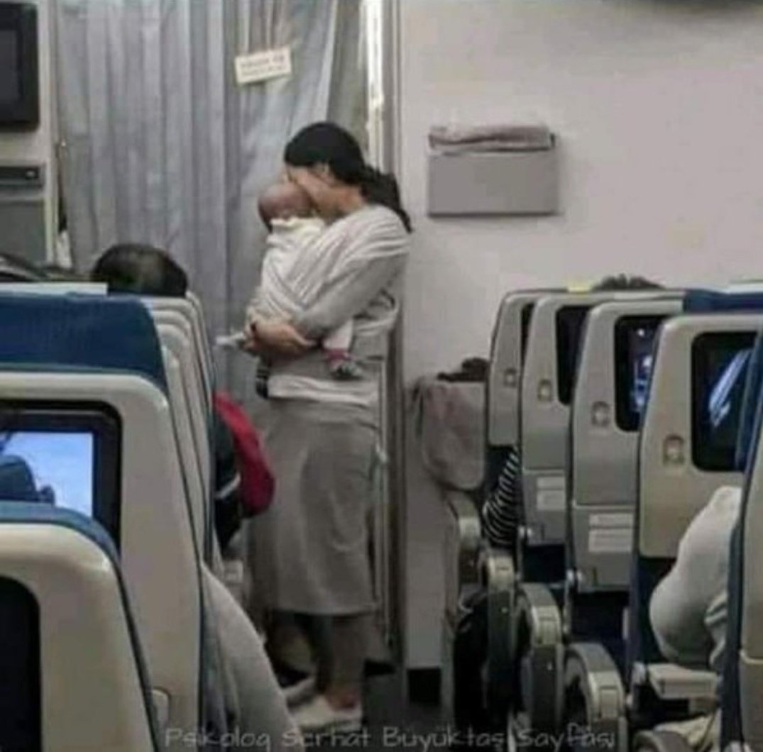 HistoriDunia2's tweet photo. Selama 10 jam penerbangan (ibu dan bayi berangkat dari Seoul, Korea, ke San Francisco, AS), ibu ini telah membagikan lebih 200 kantong ke setiap penumpang. Kantong itu berisi permen, permen karet, dan penyumbat telinga sebagai permintaan maaf sebelumnya karena telah membawa https://t.co/gS7vhgTcUD