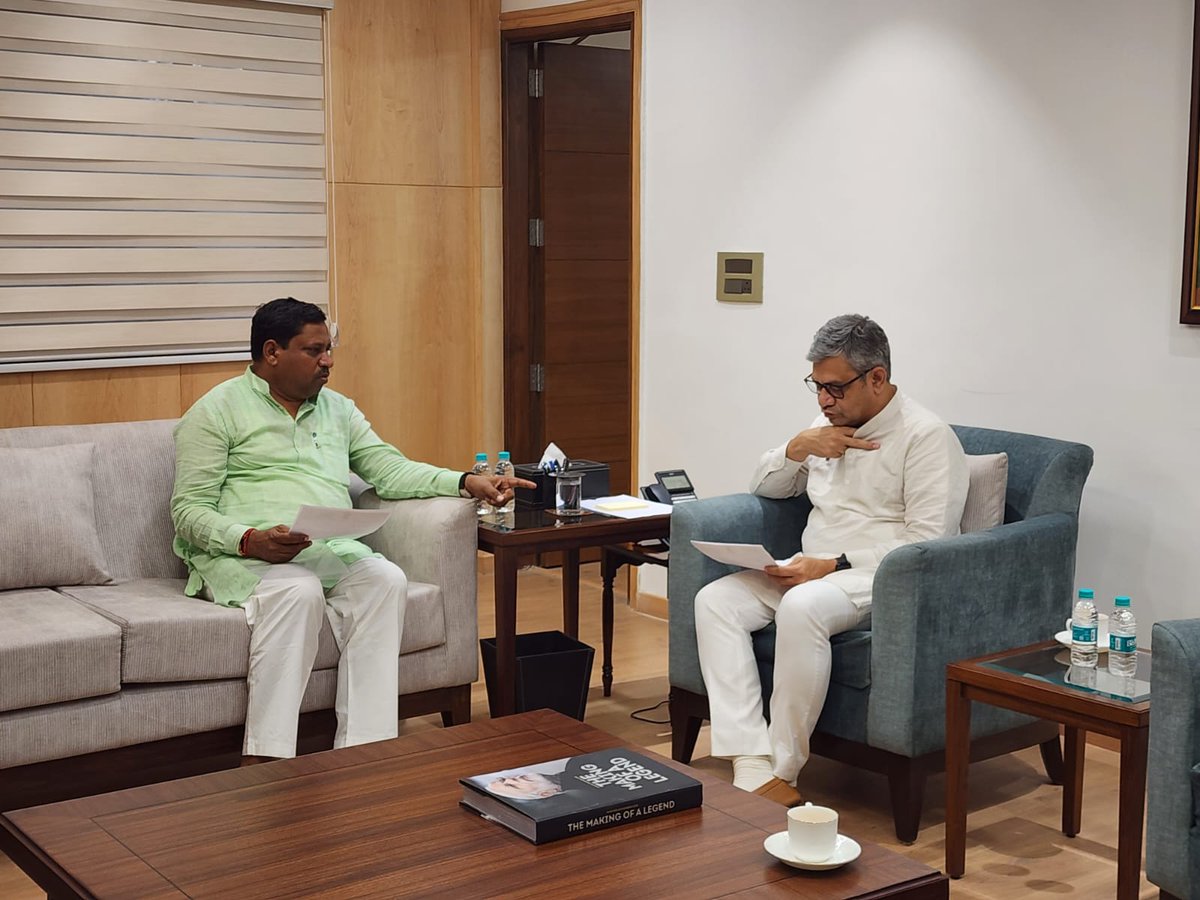 shribhagwanPor3's tweet photo. इटावा लोकसभा के माननीय सांसद डॉ रामशंकर कठेरिया( पूर्व केंद्रीय मंत्री,भारत सरकार) ने केंद्रीय रेल मंत्री माननीय श्री अश्वनी वैष्णव जी से भेंट कर लोकसभा इटावा क्षेत्र में ट्रेनों के ठहराव की मांग को रखा एवं माननीय मंत्री जी ने ट्रेनों के ठहराव हेतु आश्वासन दिया!
@DrRamShankarMP https://t.co/gXuC2d4tcX