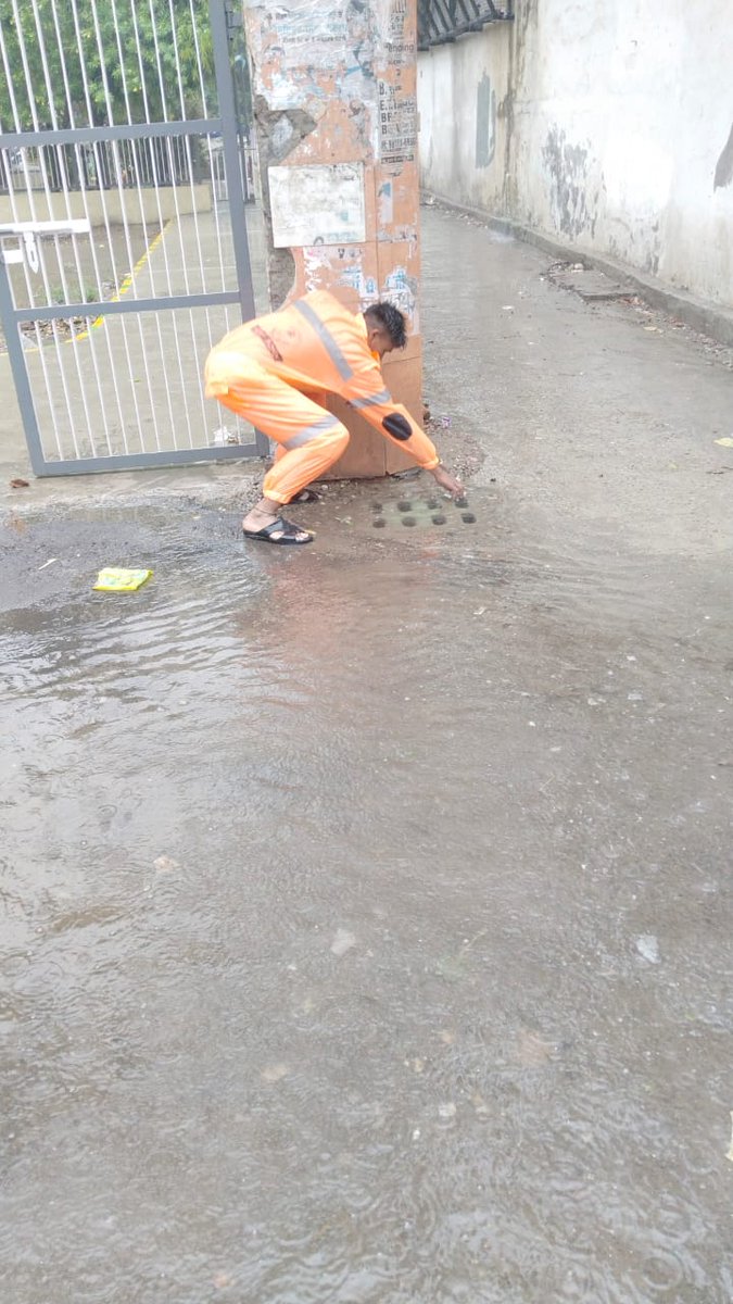 mcldhofficial's tweet photo. Drenched in rain and fighting all odds, MC teams including senior officials remained on toes to drain out accumulated rain water; banks of buddha nullah strengthened.
.
.
#smartCityMission #MCL #MCLudhiana #Rainyseason #Monsoon #rainfall #rainyday #nature #Workinginrain #workhard https://t.co/a1vV8yhe8C