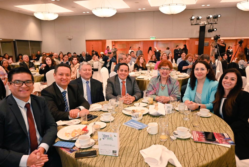 La celebración del #DiaDelAgenteDeViajes encabezado por <a href="/AMAVCDMX/">AMAV Ciudad de Mexico</a> y <a href="/FematurOficial/">Federación Mexicana de Asociaciones Turísticas</a> contó con la presencia y respaldo del sector turístico nacional, entre ellos presidentes de cámaras y asociaciones, directivos y ejecutivos de empresas turísticas, así como prensa especializada:
