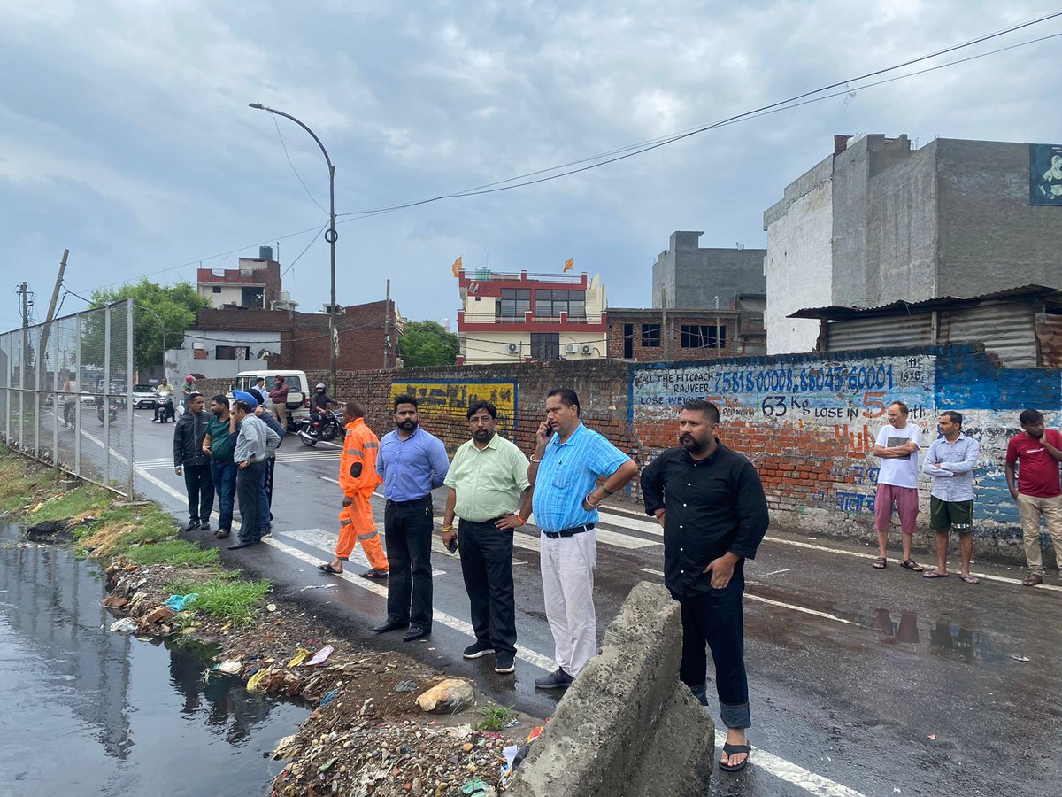 mcldhofficial's tweet photo. Drenched in rain and fighting all odds, MC teams including senior officials remained on toes to drain out accumulated rain water; banks of buddha nullah strengthened.
.
.
#smartCityMission #MCL #MCLudhiana #Rainyseason #Monsoon #rainfall #rainyday #nature #Workinginrain #workhard https://t.co/rZUo5hFsqv