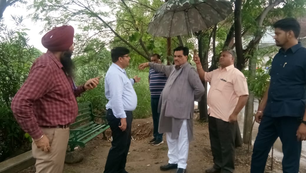 mcldhofficial's tweet photo. Drenched in rain and fighting all odds, MC teams including senior officials remained on toes to drain out accumulated rain water; banks of buddha nullah strengthened.
.
.
#smartCityMission #MCL #MCLudhiana #Rainyseason #Monsoon #rainfall #rainyday #nature #Workinginrain #workhard https://t.co/rZUo5hFsqv