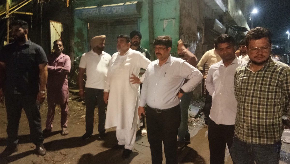 mcldhofficial's tweet photo. Drenched in rain and fighting all odds, MC teams including senior officials remained on toes to drain out accumulated rain water; banks of buddha nullah strengthened.
.
.
#smartCityMission #MCL #MCLudhiana #Rainyseason #Monsoon #rainfall #rainyday #nature #Workinginrain #workhard https://t.co/rZUo5hFsqv