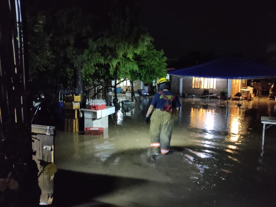 AriadnaAyala's tweet photo. dieron oportuna atención a situaciones derivadas de la lluvia de esta tarde en diversas zonas del municipio, al momento todo se ha resuelto sin mayor problema, seguimos al tanto.
#SeguridadQueTransforma https://t.co/W8liAbTkNZ