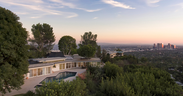 ColinCall's tweet image. Did you recently stumble upon millions and millions of dollars? Perhaps you'd be interested in these celebrity homes for sale! Which is your favorite?

#SellingEugene #RealEstate #EugeneOregon #Realtor #RemaxHustle #Homebuying... robbreport.com/shelter/celebr…