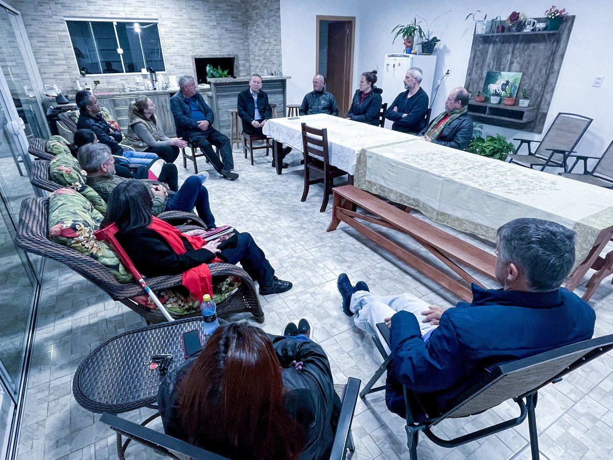 ProfessorLemos's tweet photo. #lemosnaestrada | Encerramos nossa quarta-feira (5/7), em Rio Negro, com uma boa reunião na casa da Simone e do Paulo Foerster, com lideranças do município e região.  
#lemosnãopara #mandatopopular #professorLemoseuaprovo #lemosmerepresenta #lemosaluta https://t.co/3cXaUqjHdh