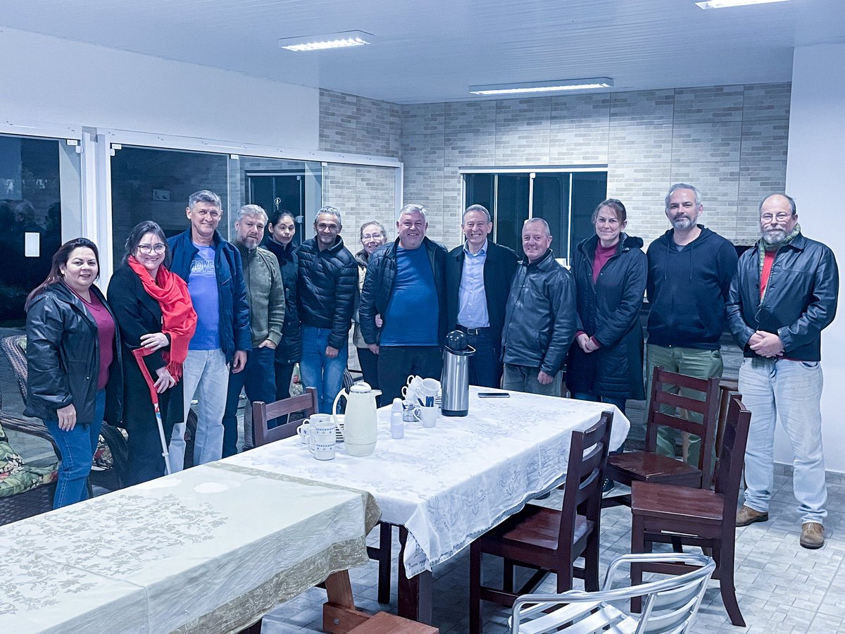 ProfessorLemos's tweet photo. #lemosnaestrada | Encerramos nossa quarta-feira (5/7), em Rio Negro, com uma boa reunião na casa da Simone e do Paulo Foerster, com lideranças do município e região.  
#lemosnãopara #mandatopopular #professorLemoseuaprovo #lemosmerepresenta #lemosaluta https://t.co/3cXaUqjHdh