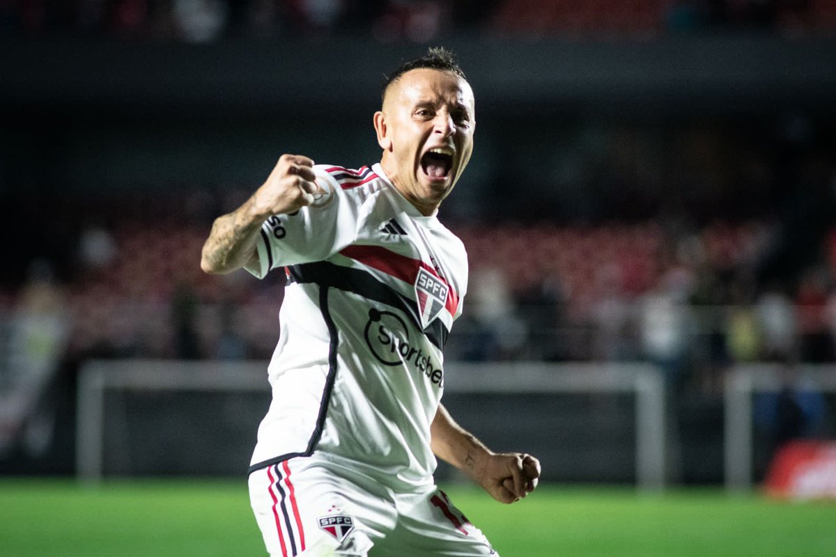 Pessoas Idosas Celebrando Após Marcar Um Gol Enquanto Jogavam Futebol Foto  de Stock - Imagem de povos, lifestyle: 212071200