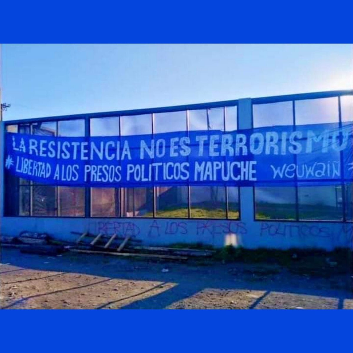 Murosyresisten's tweet photo. 🔴Difundimos
AVISO IMPORTANTE: SANTIAGO WARRIA.
NO A LA POLITICA DE DISPERSIÓN DE LOS PRISIONEROS POLITÍCOS MAPUCHE.
MAÑANA A LAS 8:00 AM EN LA CORTE SUPREMA.
Desde @ppm.angol
#walllmapu #Santiago https://t.co/G8i9ncScD2