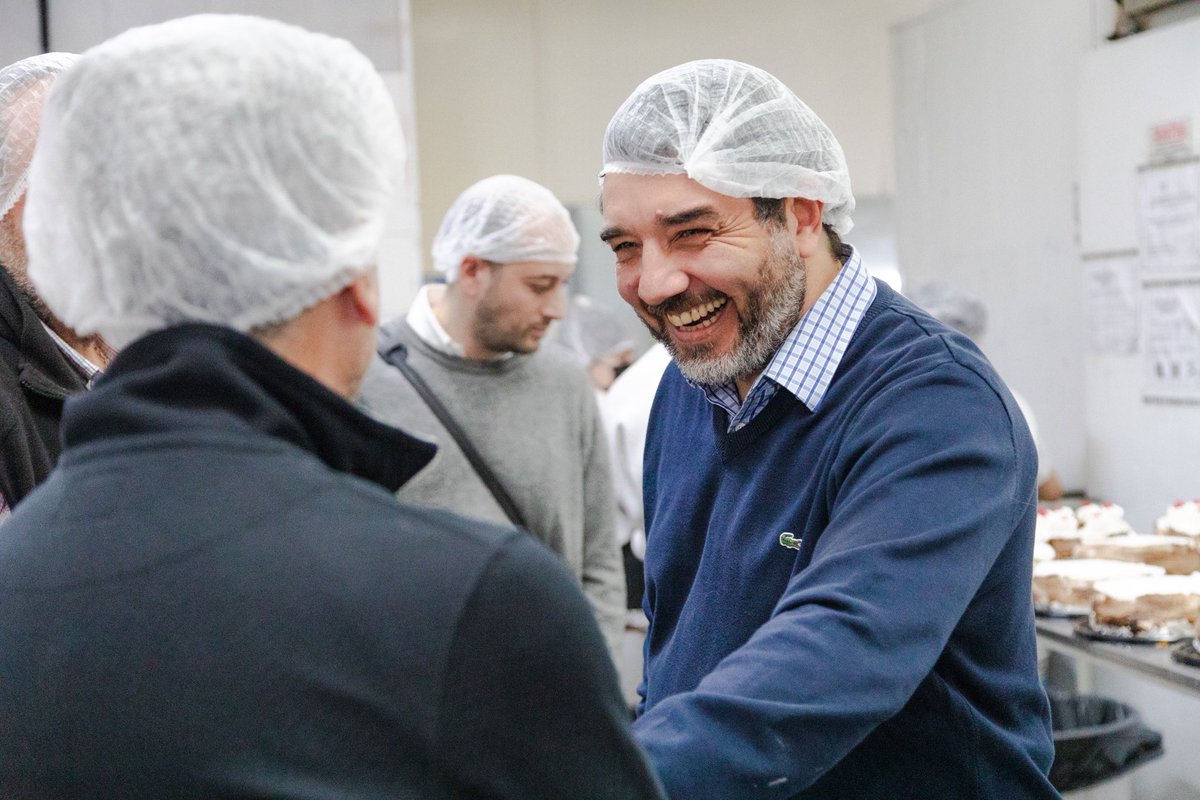 HURLINGHAMFR's tweet photo. El Intendente @JuanZabaletaOK y el Concejal Fabrizio Acuñavisitaron la fábrica de repostería "Comida
Casera" y conversamos con Arturo y Fernando, sus dueños.
Comida casera funciona desde 2004 y al día de hoy cuenta con más de 20 empleados. https://t.co/Iex9lwYcka
