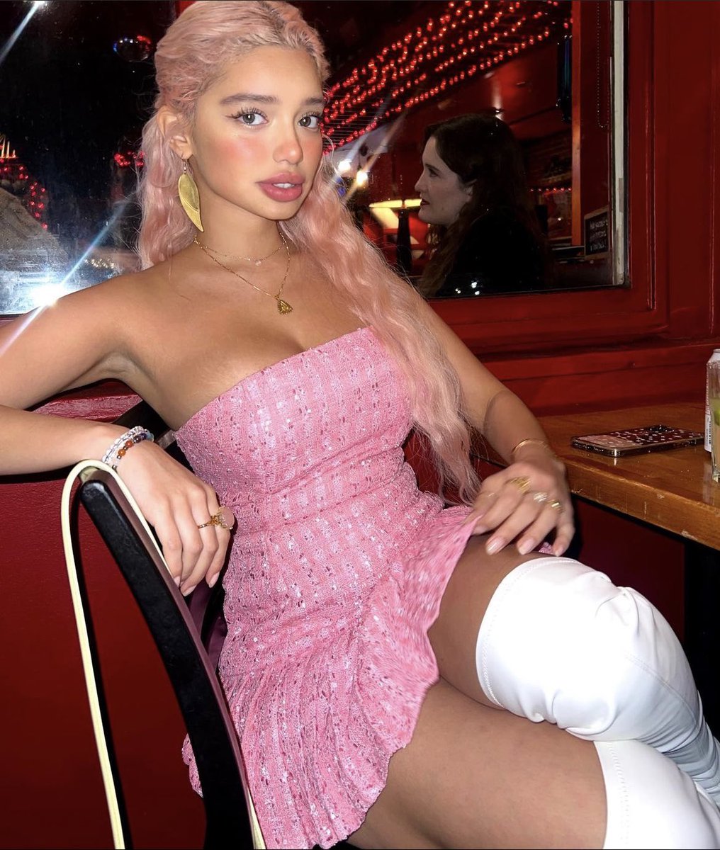 sevenLEXIsins's tweet photo. happy bday ames <3 ready to get this party started ๐ผ #ameliabdaybash #c9insta https://t.co/kQ082ZJuM1