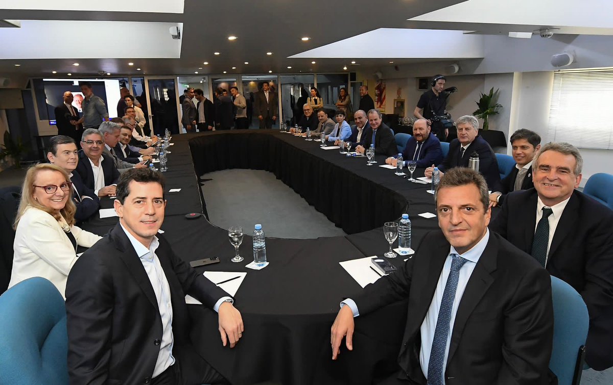 SergioMassa's tweet photo. Hoy ratificamos la unidad del peronismo y el espíritu federal de nuestra fuerza. 

Unidad, porque priorizamos los desafíos que Argentina tiene por delante.

Federal, porque creemos que todos y todas deben tener posibilidad de realizarse donde nacieron o eligieron vivir. https://t.co/FNbY5SmPy7