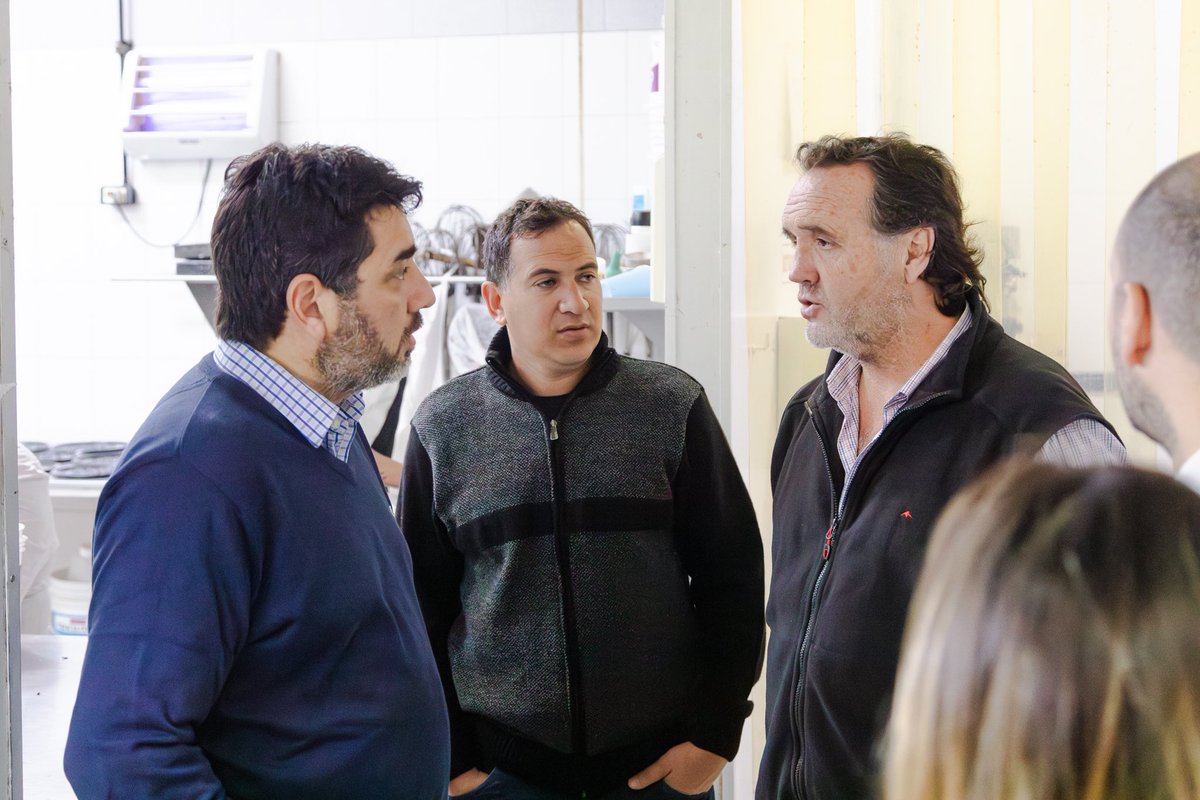 MujeresFRHur's tweet photo. El Intendente @JuanZabaletaOK y el Concejal Fabrizio Acuña visitaron la fábrica de repostería "Comida
Casera" y conversamos con Arturo y Fernando, sus dueños.
Comida casera funciona desde 2004 y al día de hoy cuenta con más de 20 empleados. https://t.co/5a6vOM3xjX
