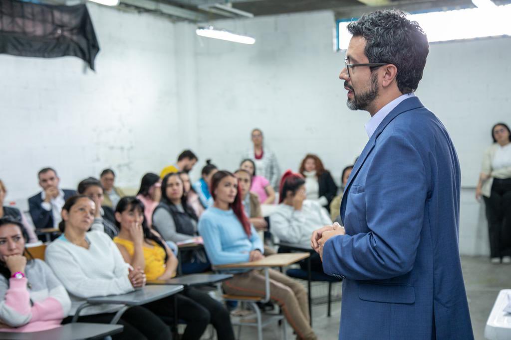 MinjusticiaCo's tweet photo. En el #GobiernoDelCambio creemos en que  #ResocializarEsElCamino!

En la cárcel 'El Buen Pastor' de 📍Bogotá presentamos la cartilla sobre la Ley de Servicios de Utilidad Pública, realizada con la colaboración de @Accion_Interna y el Grupo de Prisiones de la @UAndes 🧵1/3 https://t.co/WLxxGUVmG6