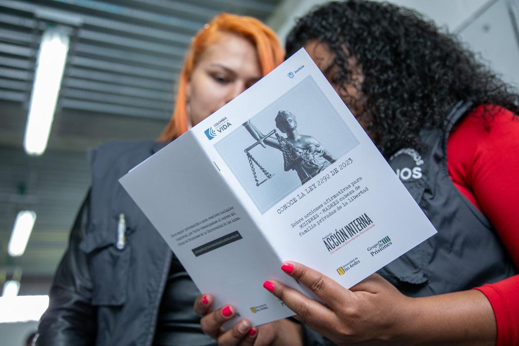 MinjusticiaCo's tweet photo. En el #GobiernoDelCambio creemos en que  #ResocializarEsElCamino!

En la cárcel 'El Buen Pastor' de 📍Bogotá presentamos la cartilla sobre la Ley de Servicios de Utilidad Pública, realizada con la colaboración de @Accion_Interna y el Grupo de Prisiones de la @UAndes 🧵1/3 https://t.co/WLxxGUVmG6