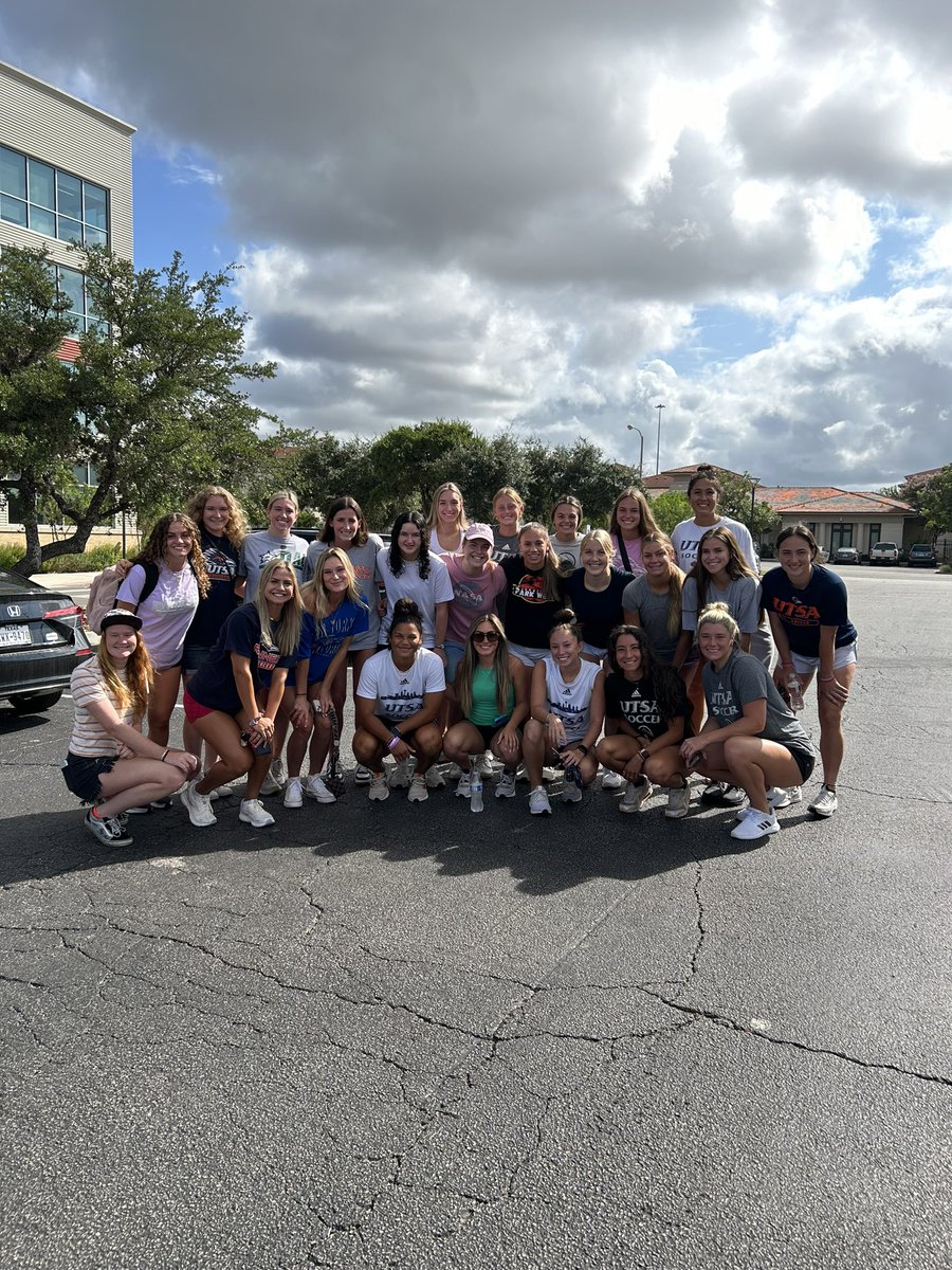 UTSAWSOC's tweet photo. Welcome Home 🤙 jumping with excitement for move in day! https://t.co/KE07acYUp5