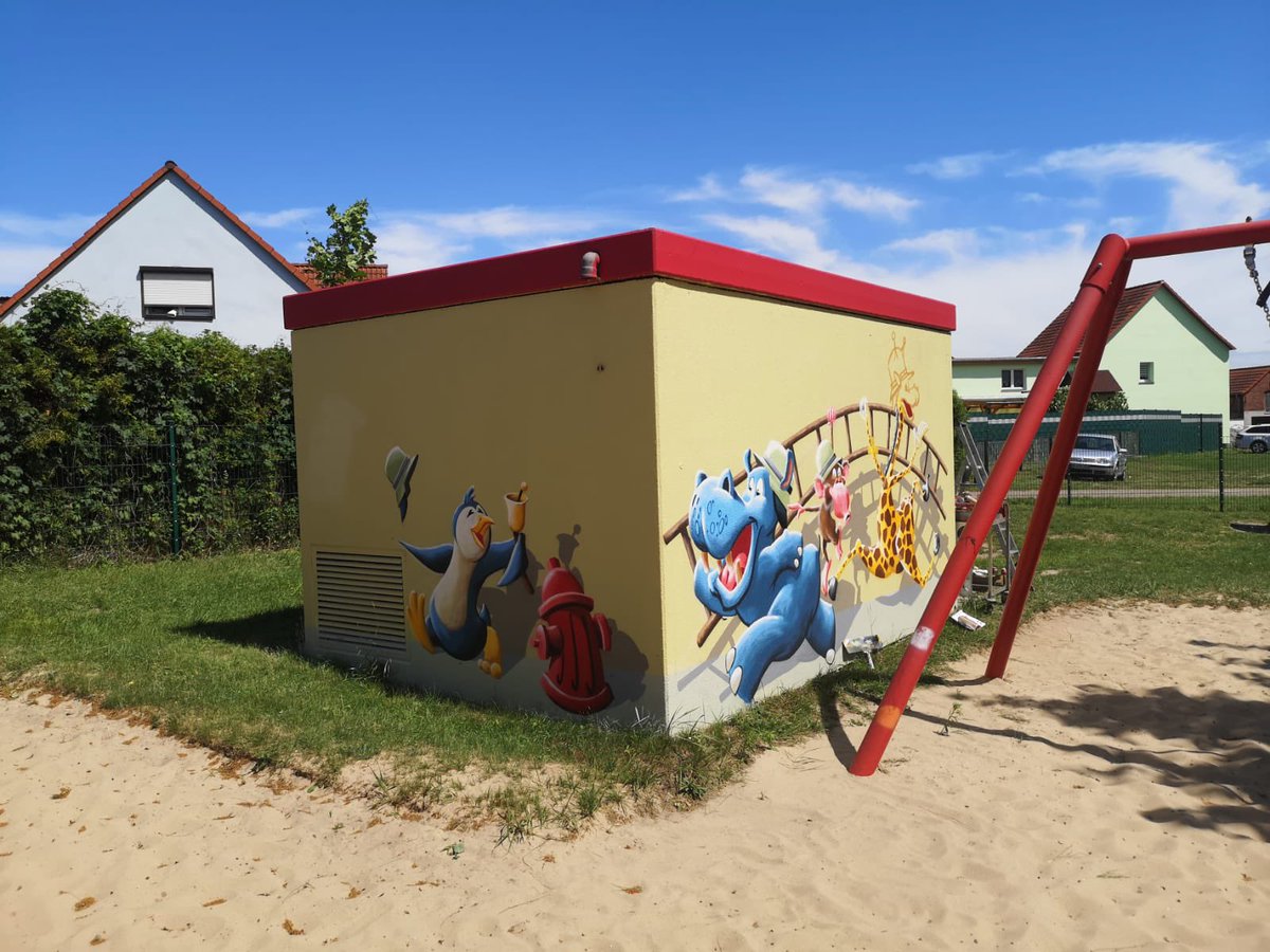CoraLandshuter's tweet photo. #Trafokunst entsteht gerade in #Colbitz https://t.co/tPei8sPvnJ