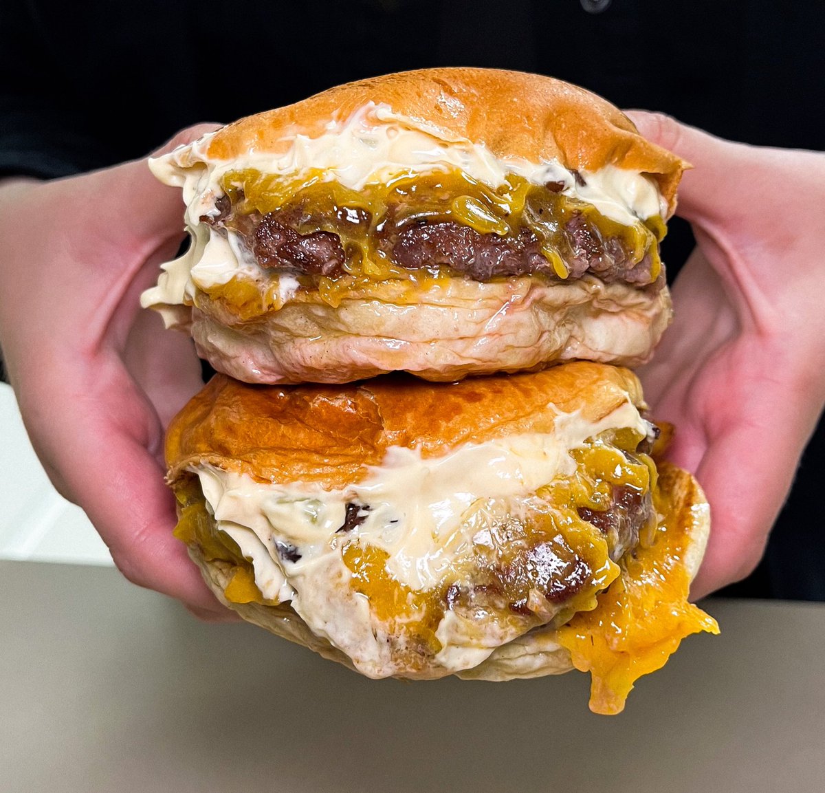 chorbetenaranja's tweet photo. 8. Está es la de #OneBurger, que como bien dice el nombre, solo tienen una hamburguesa 👌🏼
La burger está rica pero nada reseñable en comparación con otras. Lo que mola mucho de esta marca es el local, ya que es una lavandería y recoges los pedidos dentro de una lavadora 🫧😂 https://t.co/3H2neVb9AT