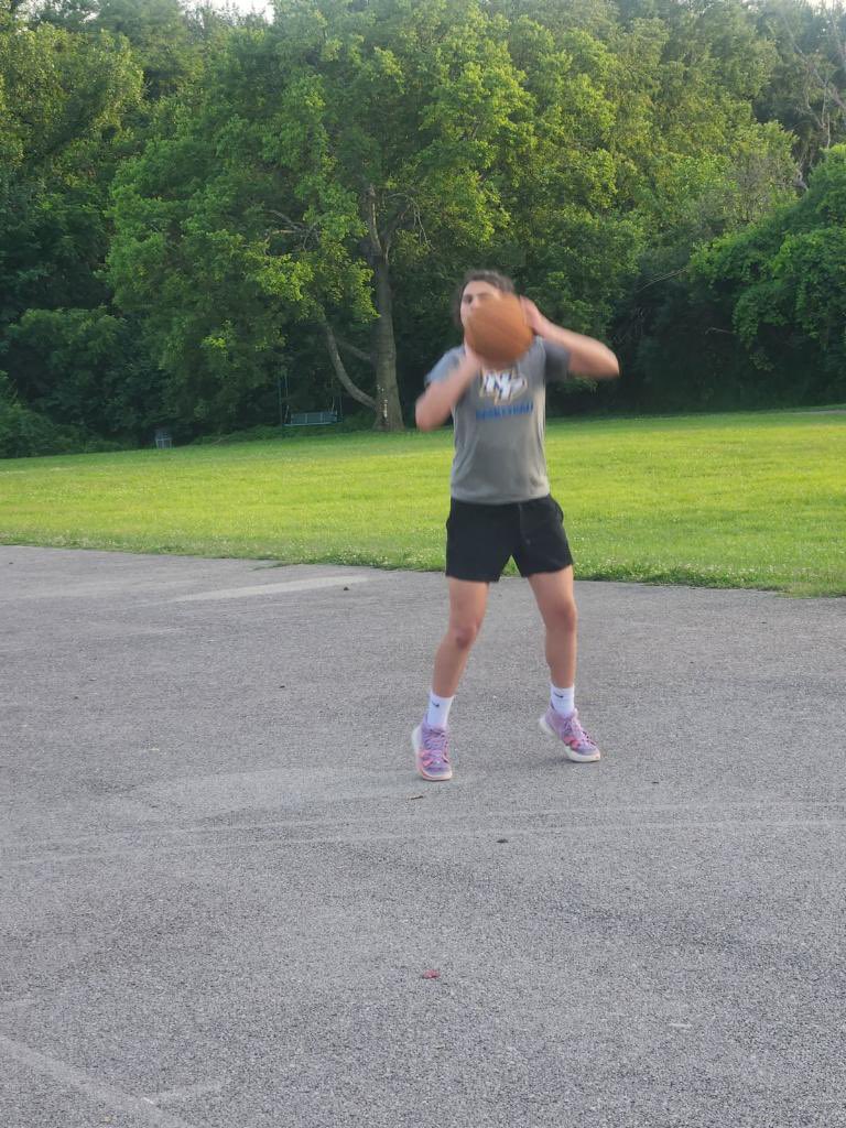 LBeattheodds's tweet photo. @lusihagopian11 on her journey to Kentucky, made a few stops to get some shots up. #alwaysfindaway 💛🖤🏀 https://t.co/qEpP4u1uEv