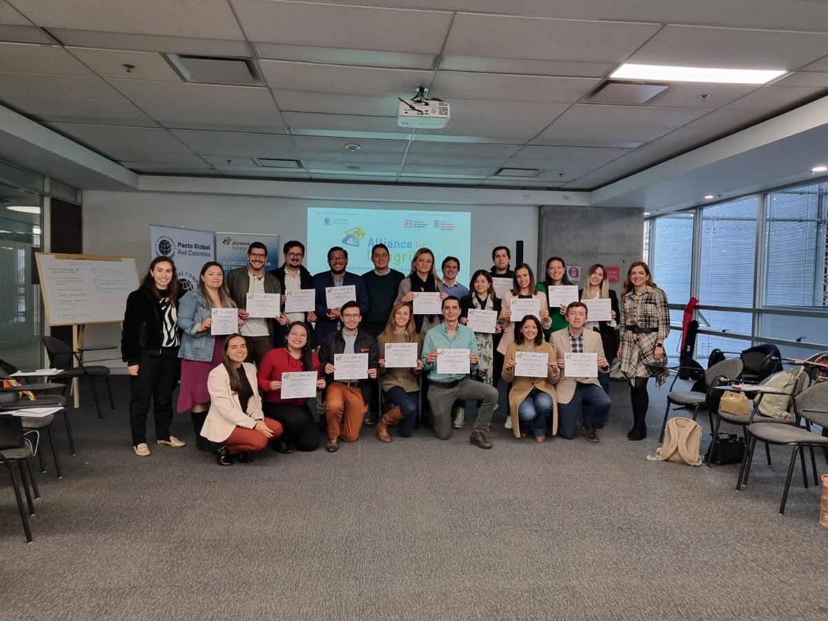 pactocolombia's tweet photo. Durante la jornada, dentro de los profesionales que nos acompañaron, estuvieron; Karen Bahamón Bastidas, Oficial de Cumplimiento de la @Electrohuila, Luis Mesia, Experto Internacional en temas financieros y Juan Manuel Malagón Profesional de Cumplimiento en @Telefonica_Col. https://t.co/bAkJ6f6yhu
