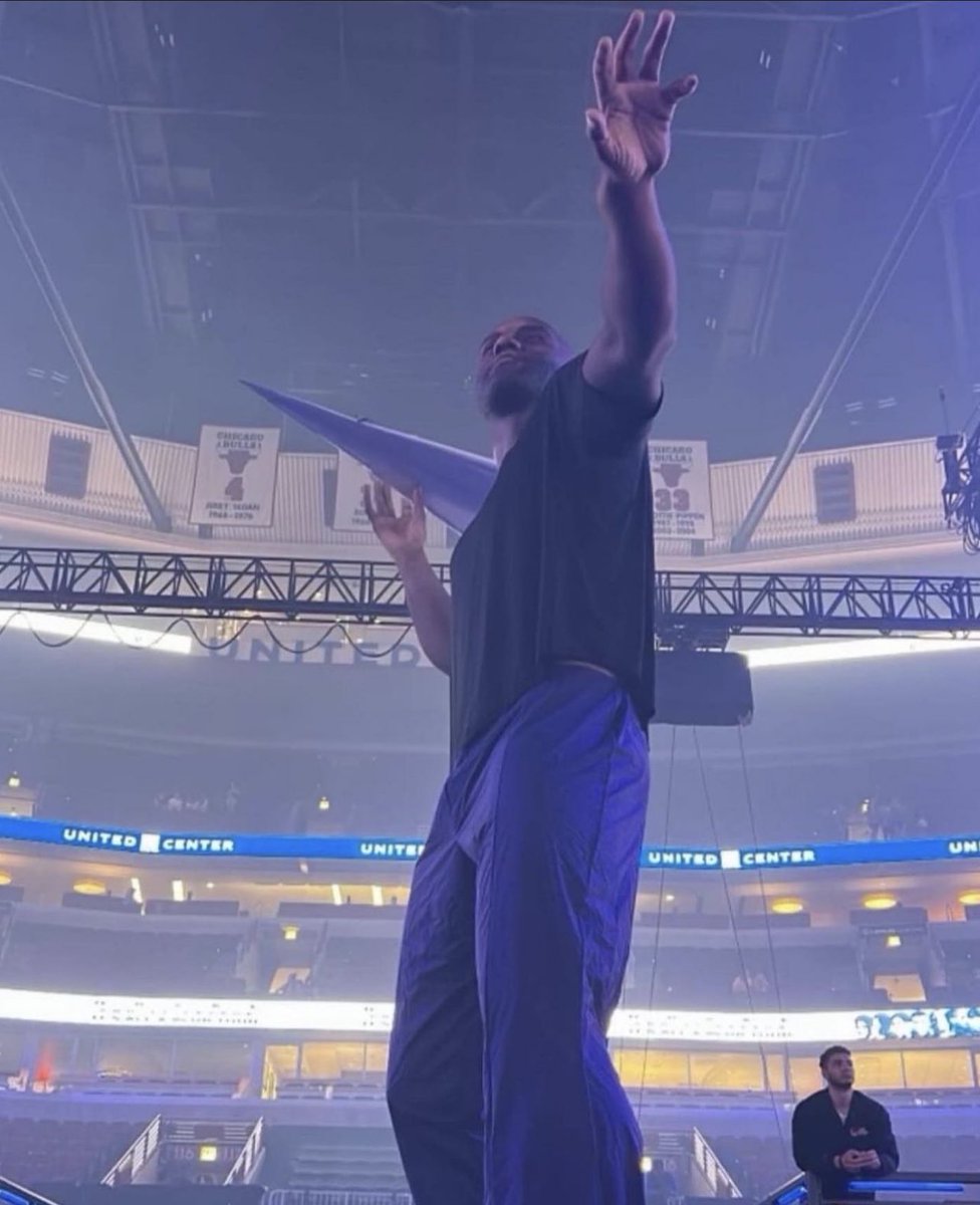 StreetFashion01's tweet photo. Drake installed a giant Virgil Abloh statue on The Set of his New Tour (2023) https://t.co/9b8L2YmewZ