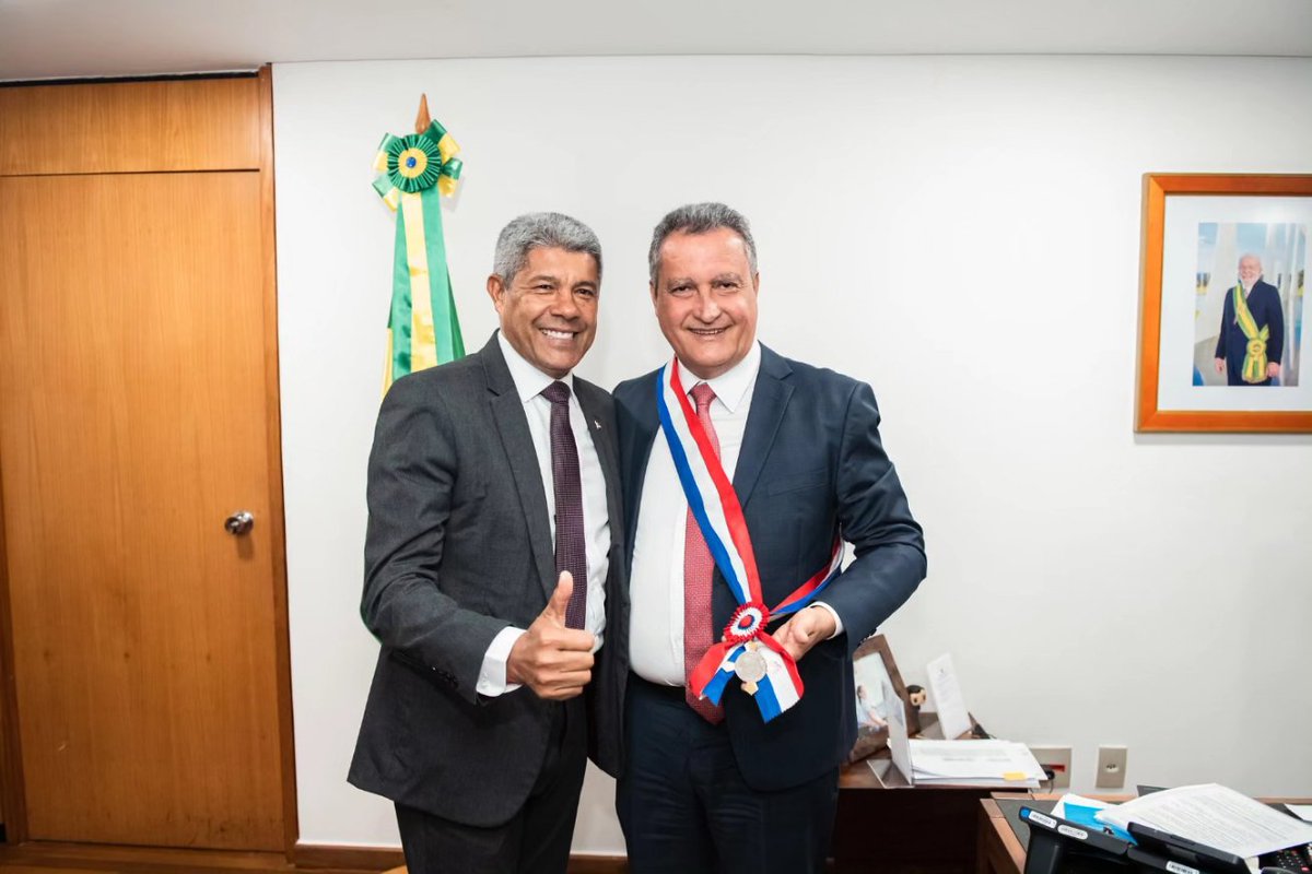 costa_rui's tweet photo. Com muita honra, recebi hoje do governador @Jeronimoba13 a Medalha da Ordem 2 se Julho - Libertadores da Bahia. https://t.co/2N1PZkFbZT