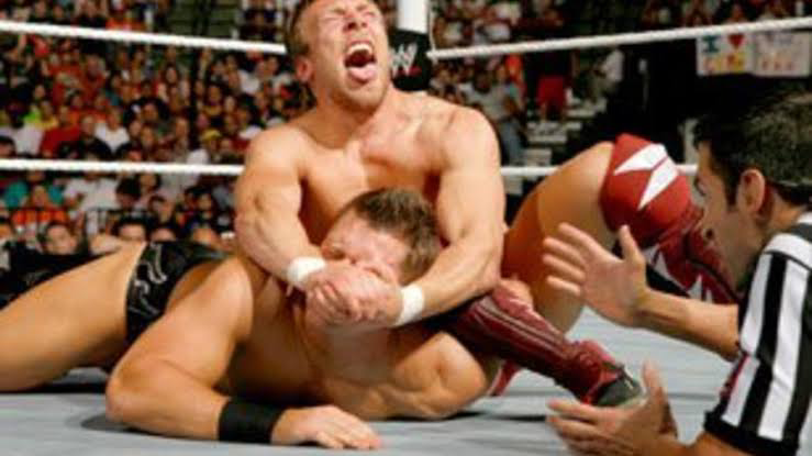 @kxvayluxvhh I like Carmella's Code of Silence a lot. As for iconic, I'll say the LeBell lock/crossface.