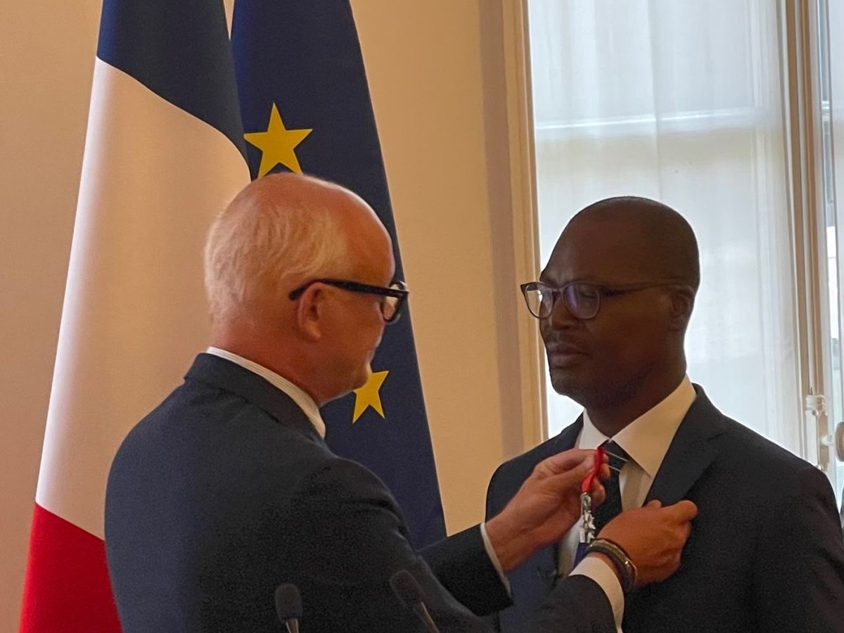 Gguerard64's tweet photo. j’ai eu l’honneur d’assister à la remise de la Légion d’Honneur à Wilfrid Lauriano do Rego par Monsieur Édouard Philippe.
Une cérémonie remplie d’émotions et d’amitiés. C’est la reconnaissance d’un parcours exemplaire, une vision emprunt d’humanité, une compétence reconnue. Bravo https://t.co/RQ1ErB6Y8A